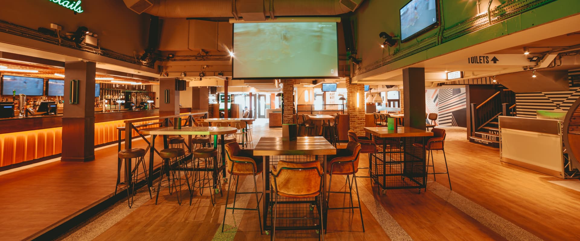 Interior of The Hideout Derby (d)