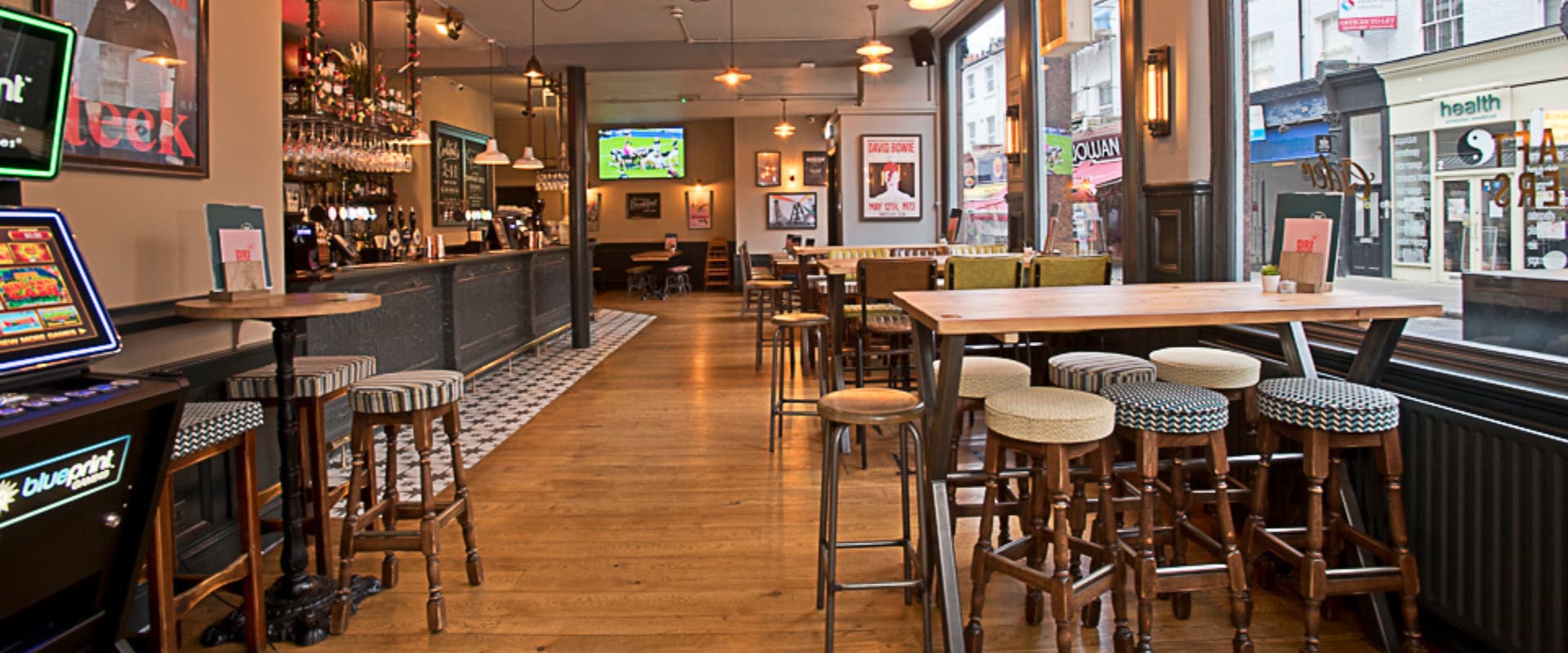 Interior of Prince Of Teck Earls Court (d)
