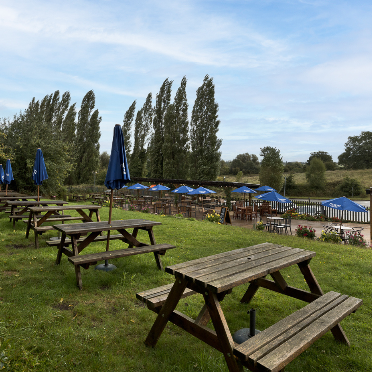 Beer Garden at The Leopard Bishop's Tachbrook (d) Beer Garden at The Leopard Bishop's Tachbrook (d)