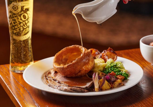 Image of people enjoying a sunday roast in a pub Image of people enjoying a sunday roast in a pub